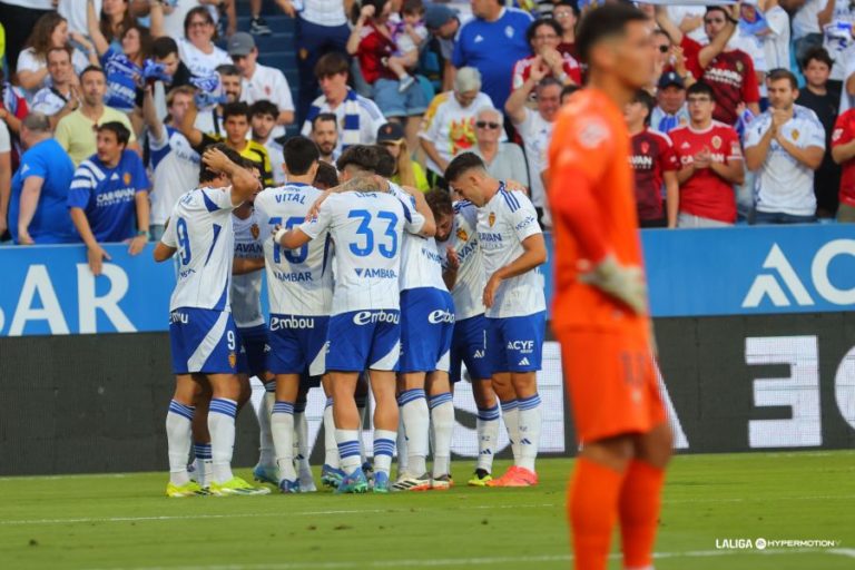 Soberón y Francho colocan líder al Real Zaragoza en el estreno en La Romareda (3-0)