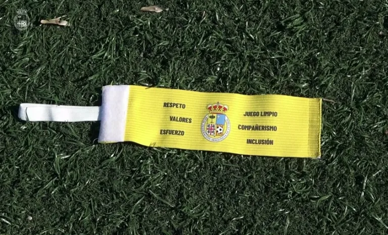 La RFAF estrenará brazalete para la 47º edición del Día del Fútbol y Fútbol Sala Base