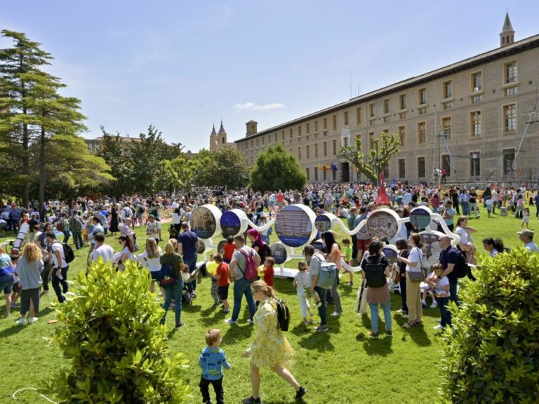 Miles de personas celebran el Día de Aragón con actividades en el Edificio Pignatelli