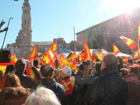 La Plataforma España Existe se manifiesta frente al ayuntamiento pidiendo respeto a la Constitución