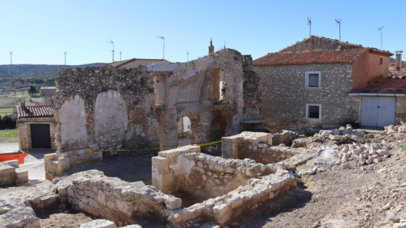 Fuendetodos incorporará la ‘Iglesia hundida’ al sendero educativo de la localidad