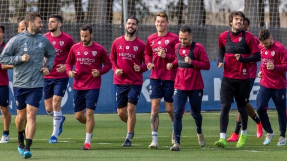 El Huesca entrenará este lunes en tres grupos de diez jugadores