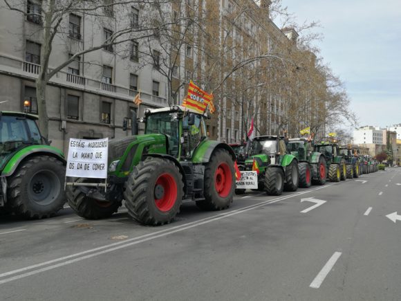 Los tractores toman las calles de Zaragoza exigiendo precios justos
