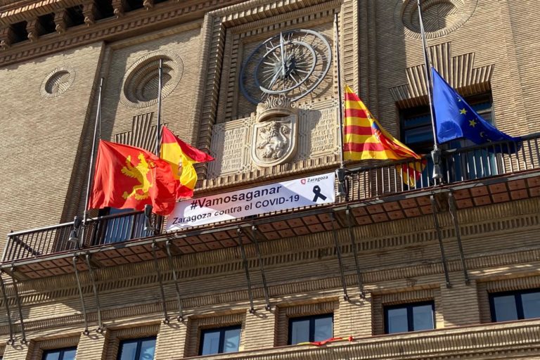 Nueva pancarta en el balcón del Ayuntamiento de Zaragoza en memoria de los fallecidos por covid 19