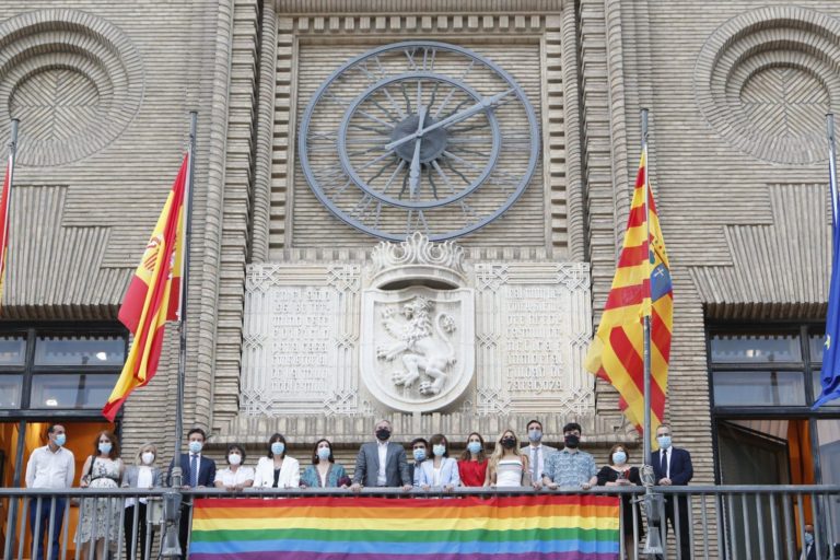 Zaragoza despliega la bandera arco iris en el balcón del ayuntamiento