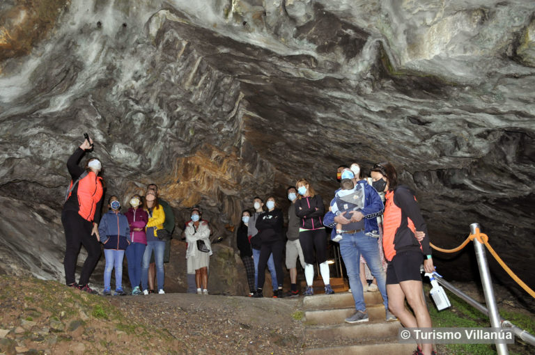 Primer día de temporada de verano en la Cueva de Las Güixas en Villanua