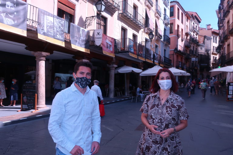 Los balcones del centro de Teruel acogen la exposición de fotos realizadas durante el confinamiento