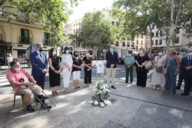El Ayuntamiento comienza la instalación de placas en los lugares donde ha habido atentados terroristas con un homenaje a Jesús Argudo