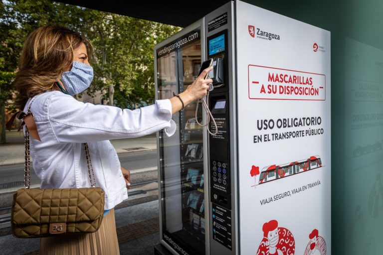 Las paradas del tranvía en Plaza Aragón y Cesar Augusto dispondrán de máquinas expendedoras de mascarillas
