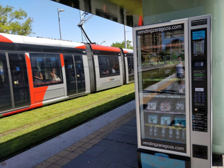 Instaladas nuevas máquinas expendedoras de mascarillas en las paradas del tranvía en Romareda y Gran Vía