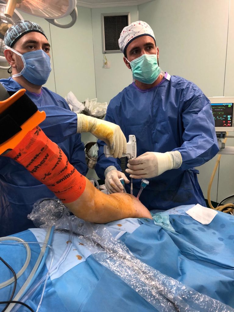 Viamed Santiago primer hospital de Aragón en realizar la novedosa cirugía reconstructiva de tendón para la patología de hombro