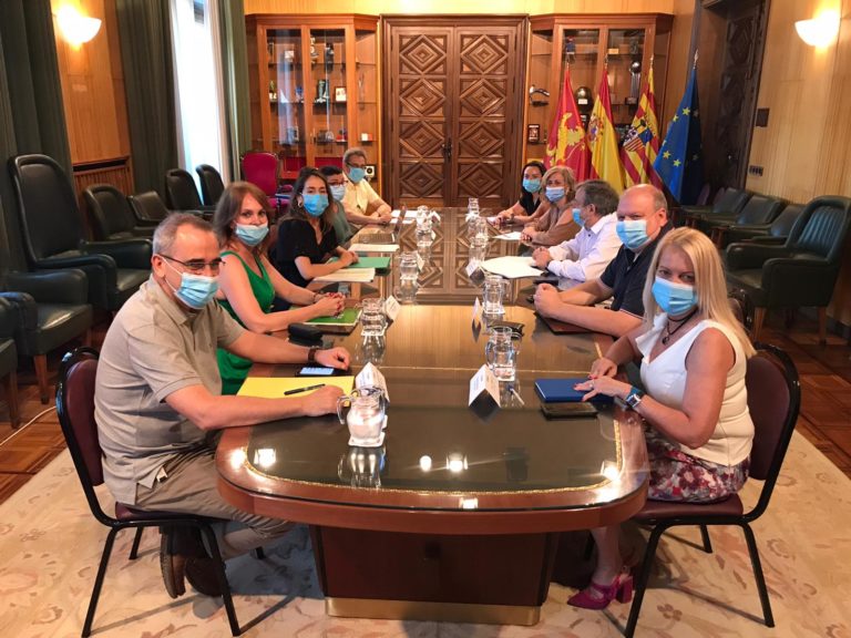 El equipo de Gobierno se reúne con agentes sociales para explicar el proyecto de microcréditos