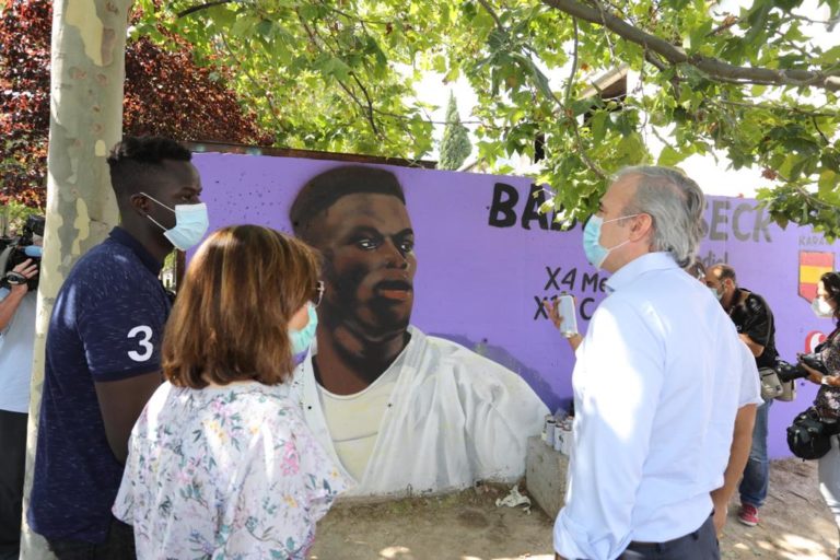 Azcón y Babacar Seck asisten al repintado del mural vandalizado con pintadas racistas