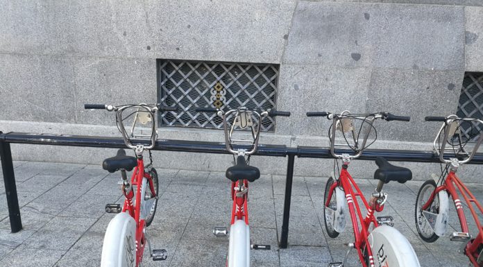 Zaragoza organiza paseos en triciclo adaptado para mayores con el programa ‘En bici sin edad’
