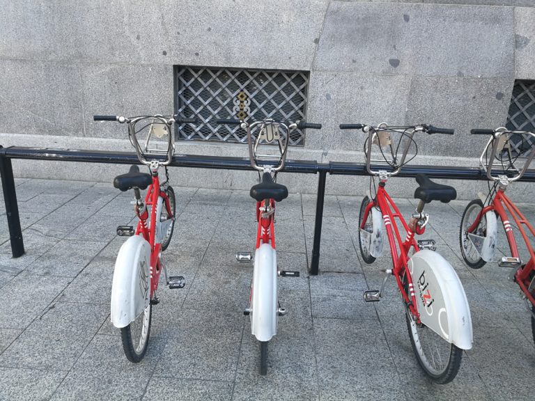 Zaragoza organiza paseos en triciclo adaptado para mayores con el programa ‘En bici sin edad’