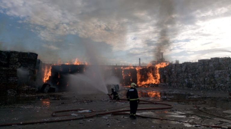 Un aparatoso incendio en un almacén de Saica llena parte de Zaragoza de humo