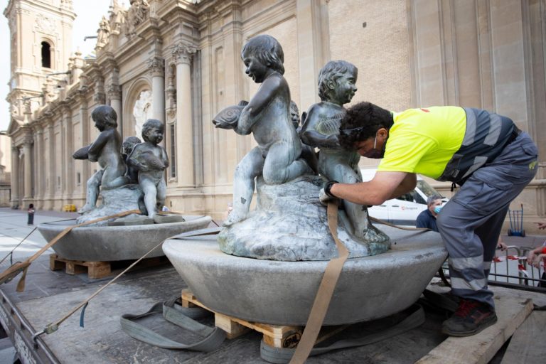 El Ayuntamiento retira las históricas fuentes de la Plaza del Pilar para restaurarlas