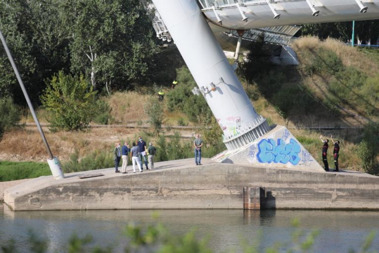 Los técnicos municipales realizan una nueva revisión de la Pasarela del Voluntariado.