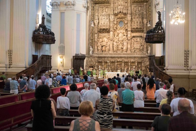 El arzobispo de Zaragoza oficia una misa en El Pilar en recuerdo de las víctimas de covid