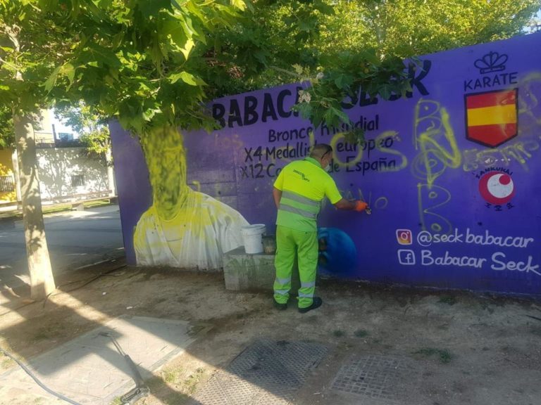 El ayuntamiento muestra su repulsa por las pintadas racistas del mural dedicado al karateca Babacar Seck