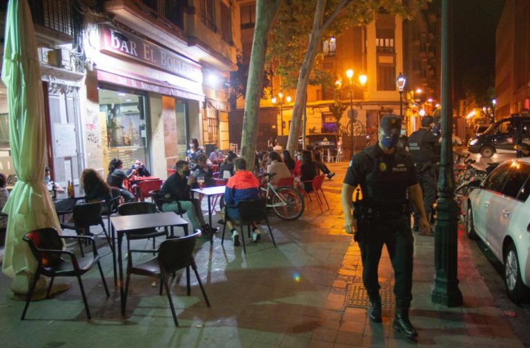 La policía municipal impone 250 multas la primera noche del Pilar