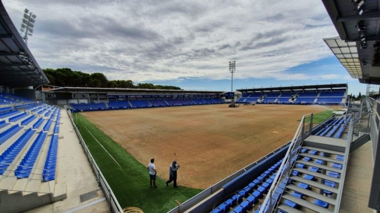 La SD Huesca renueva el césped de El Alcoraz