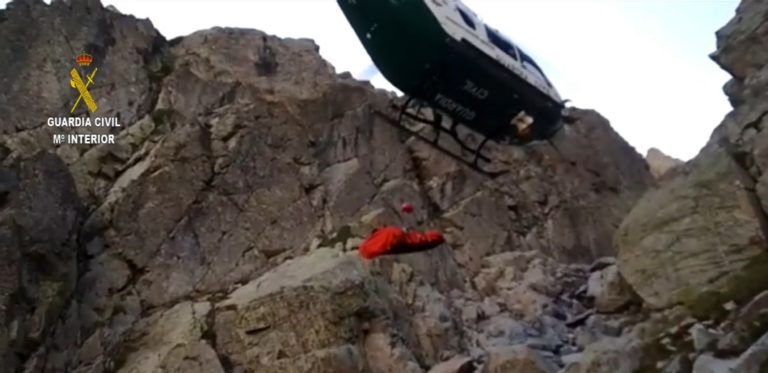 La Guardia Civil rescata a 6 personas una de ellas fallecida en el pico  Argualas