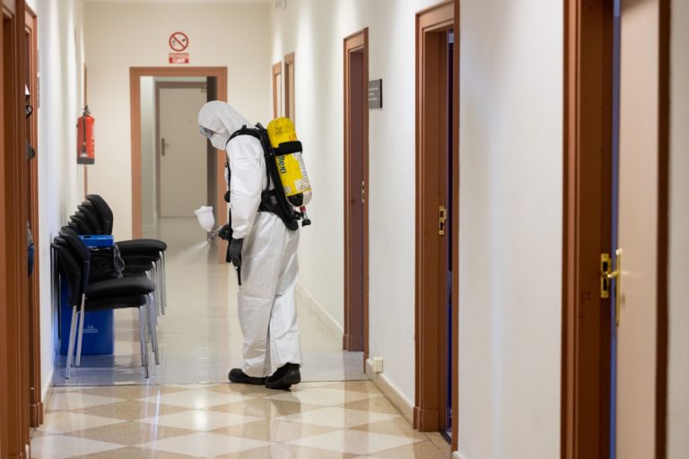 Los Bomberos de Zaragoza desinfectan la tercera planta de la Casa Consistorial