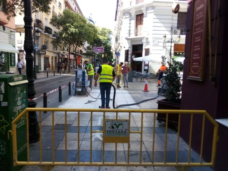 Las aceras de Don Jaime reciben un tratamiento para evitar resbalones y caídas en días de lluvia