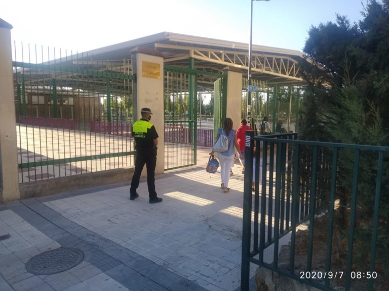 Normalidad en los accesos a los centros escolares que forman parte del dispositivo especial para la ‘vuelta a cole’ de la Policía Local