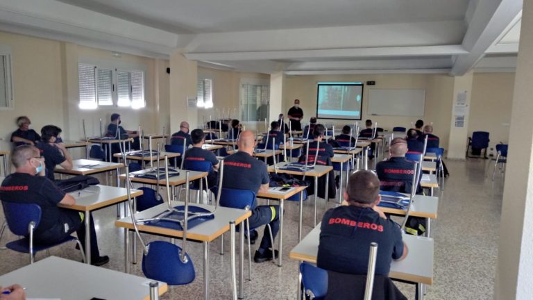 Los bomberos de la DPT se forman en intervención en edificios y manejo de enjambres