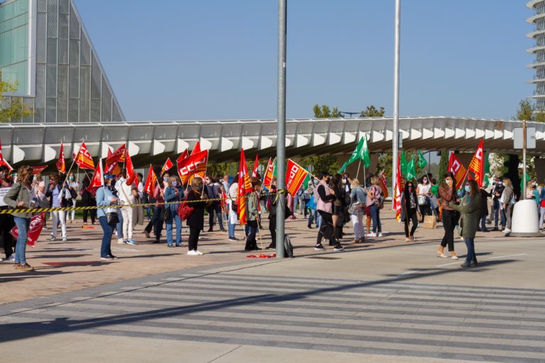 CCOO se concentra para denunciar el abandono de los comedores escolares