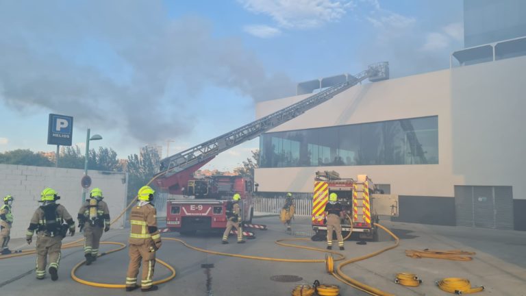 Los bomberos intervienen para sofocar incendio en restaurante Aura