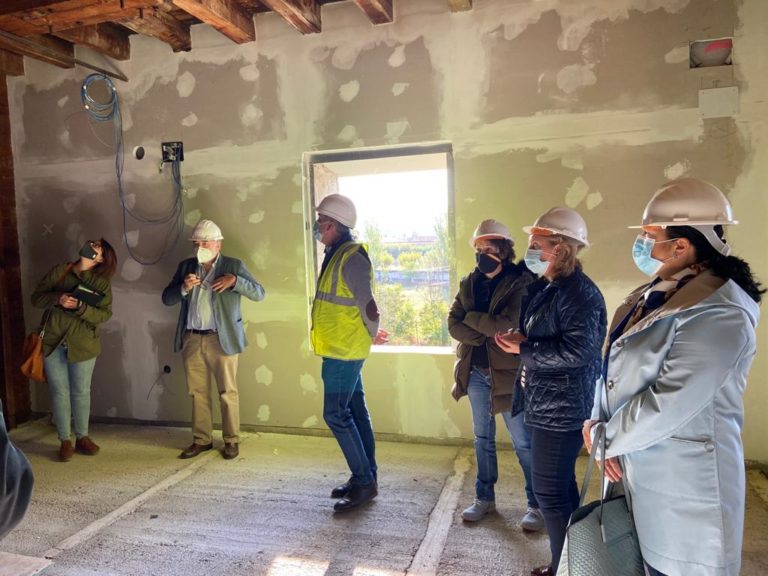 Miembros de la Corporación bilbilitana visitan las obras de rehabilitación de la Harinera