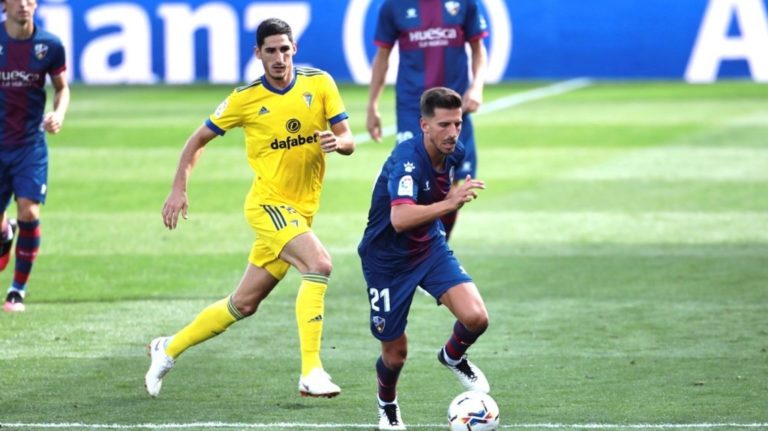 Tropiezo de la SD Huesca ante el Cádiz (0-2)