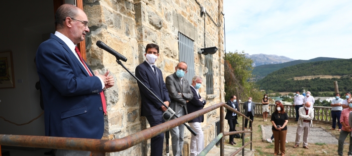 El Presidente de Aragón visita la ampliación del colegio de Aínsa, en el que se han invertido 700.000 euros