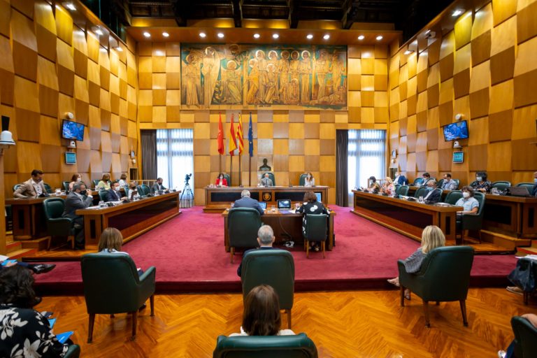 El Pleno municipal respalda reclamar al Gobierno central un «trato justo» con la ciudad