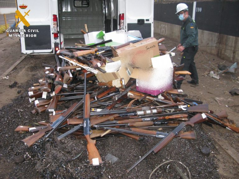 La Guardia Civil destruye cerca de 500 Armas Depositas