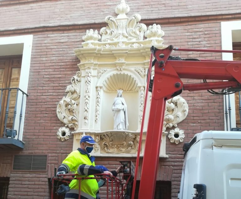 La Diputación de Zaragoza repone la talla de Santa Isabel de Portugal de la fachada de la casa de las Cinco Villas de Ejea