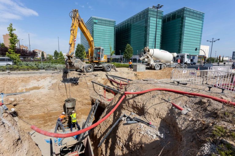 La Avenida Navarra reabre al tráfico tras la renovación de la gran tubería de agua