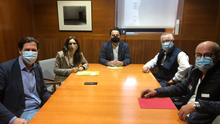 Diputados de VOX reciben información sobre la delicada situación del taxi en Zaragoza