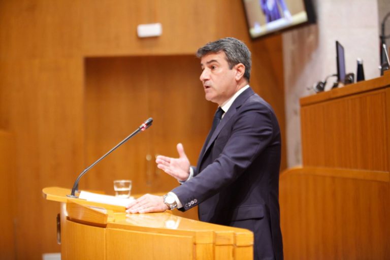 Lagüens recuerda al Gobierno que debe garantizar servicios públicos esenciales como la sanidad y la asistencia social