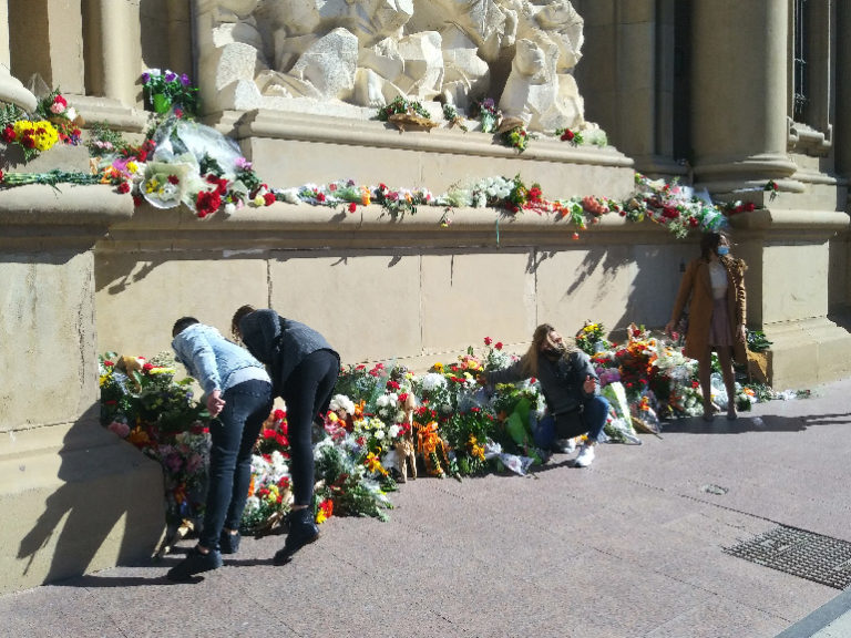 Flores a la virgen, aun sin ofrenda oficial