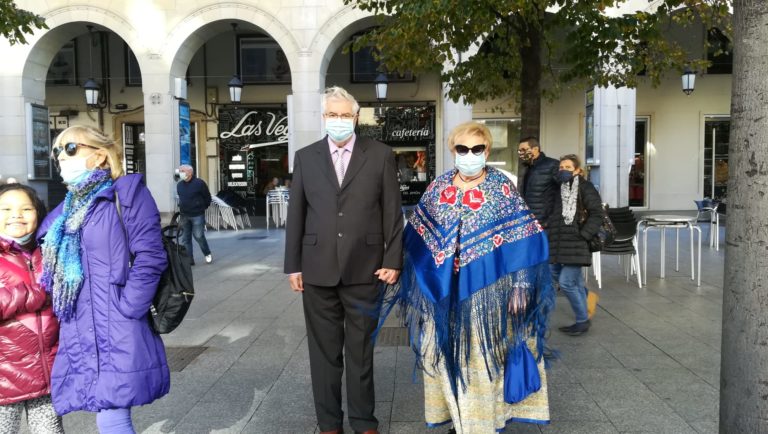 Zaragoza celebra el día del Pilar con más mascarillas que flores