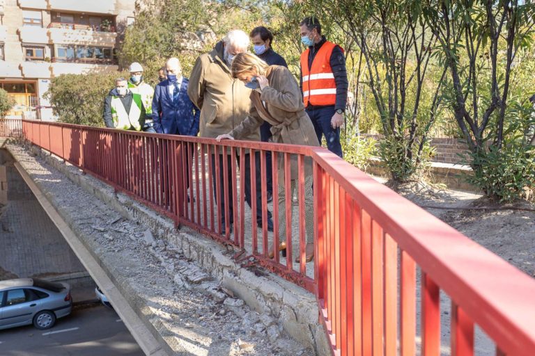 Infraestructuras reforma las pasarelas de acceso al Parque Miraflores para ampliarlas y mejorar la seguridad nocturna