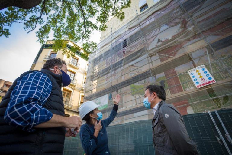 El mural de la Puerta del Duque de la Victoria, en la Plaza de San Miguel, recupera su esplendor