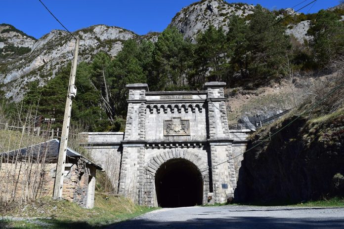 1280px-Canfranc_Station_Somport_Tunnel