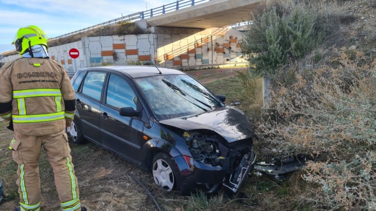 Un vehículo se sale en la rotonda de Cuarte