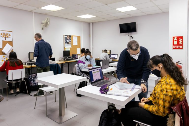 “Conectando con el cole”, un servicio de apoyo a la conectividad educativa para los jóvenes del Casco Histórico