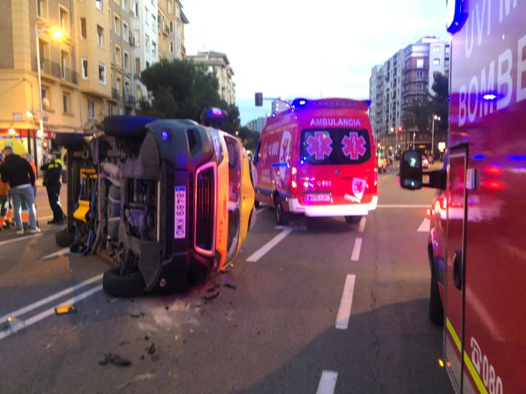 Vuelca una ambulancia en Zaragoza tras chocar con un vehículo